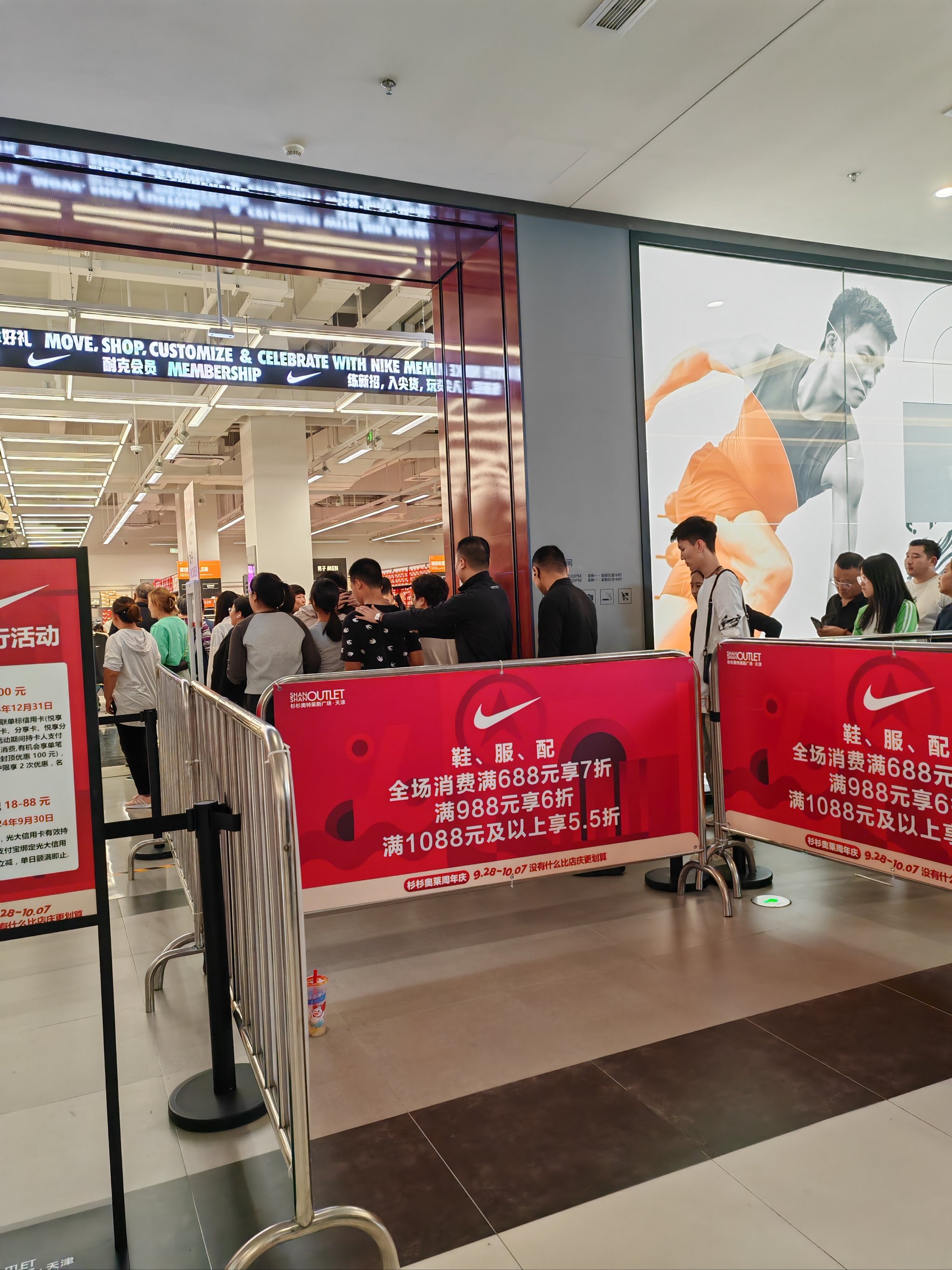 太疯狂！连店门都挤不进去 商场挤成了菜市场！有人排队6小时