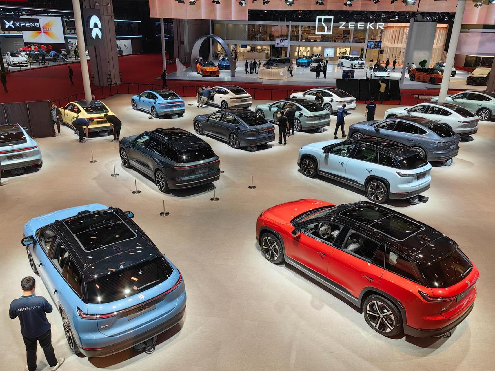 新能源车企“内卷”：蛇年花式促销，“保险补贴”揽客！