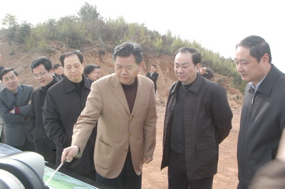 广东省委书记黄坤明主持召开人工智能与机器人产业发展座谈会 华为、月之暗面等企业代表发言