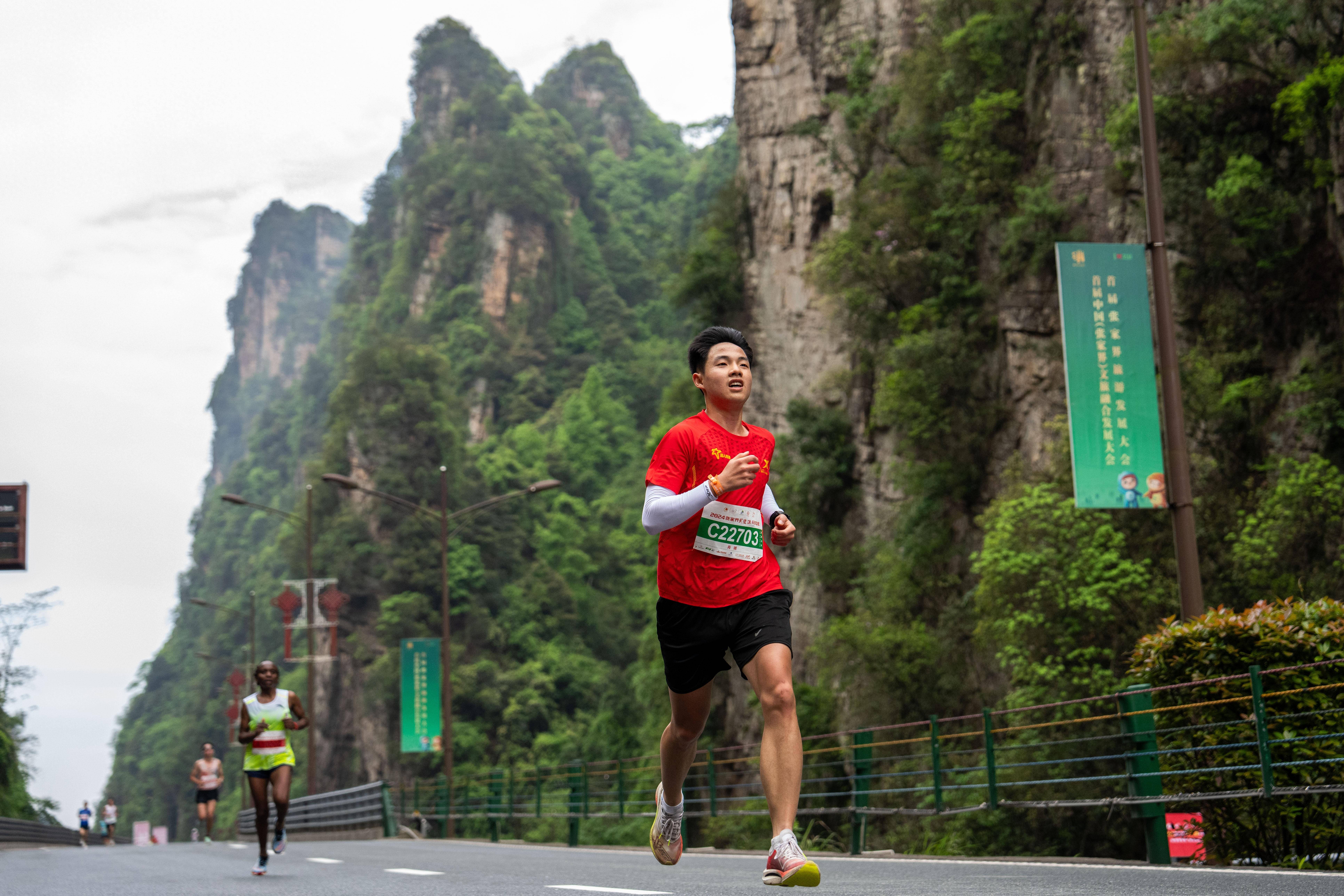 是竞技赛事，更是科技测试——全球首次人机共跑马拉松看点探析