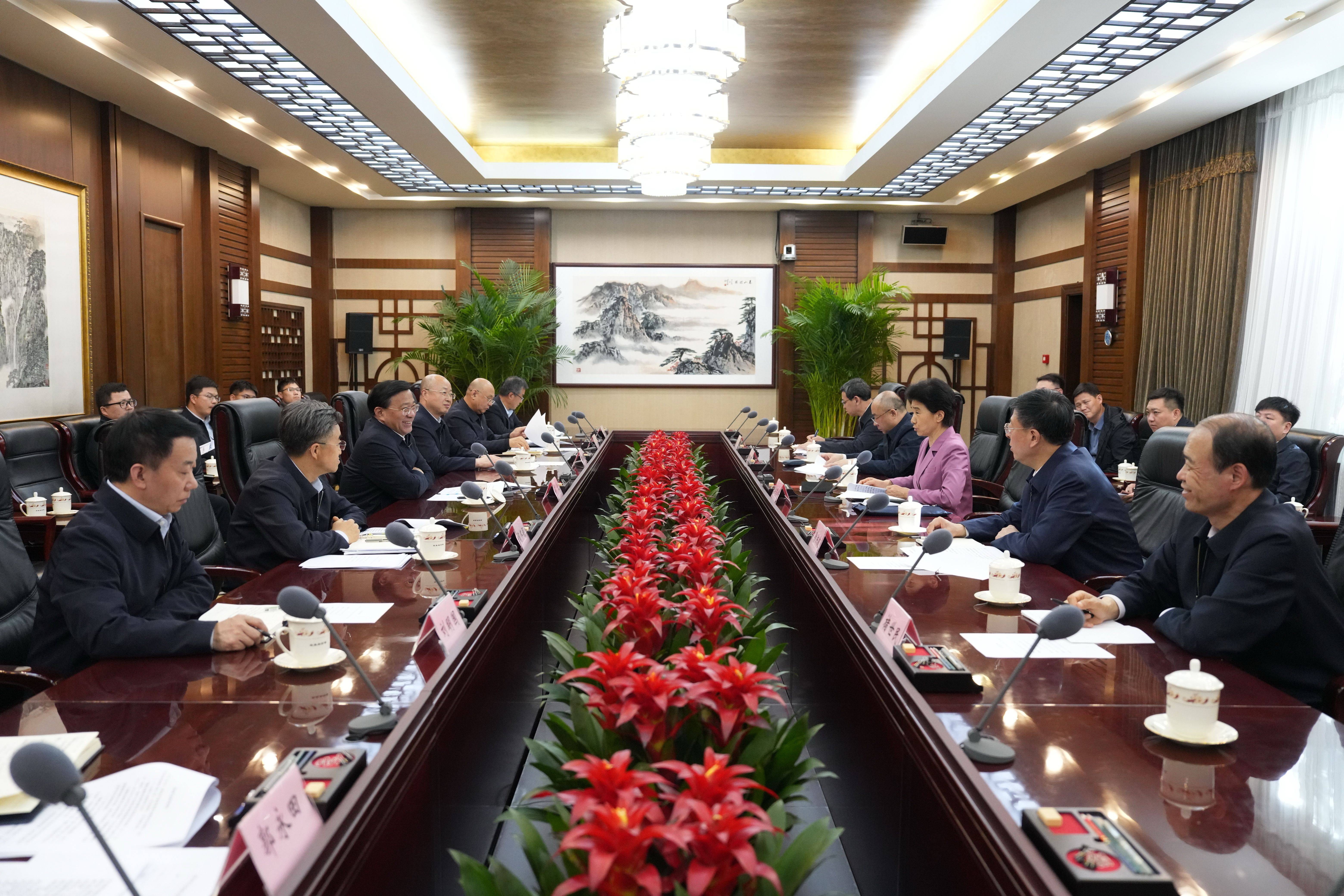 农业农村部部长韩俊会见乌拉圭牧农渔业部部长弗拉蒂
