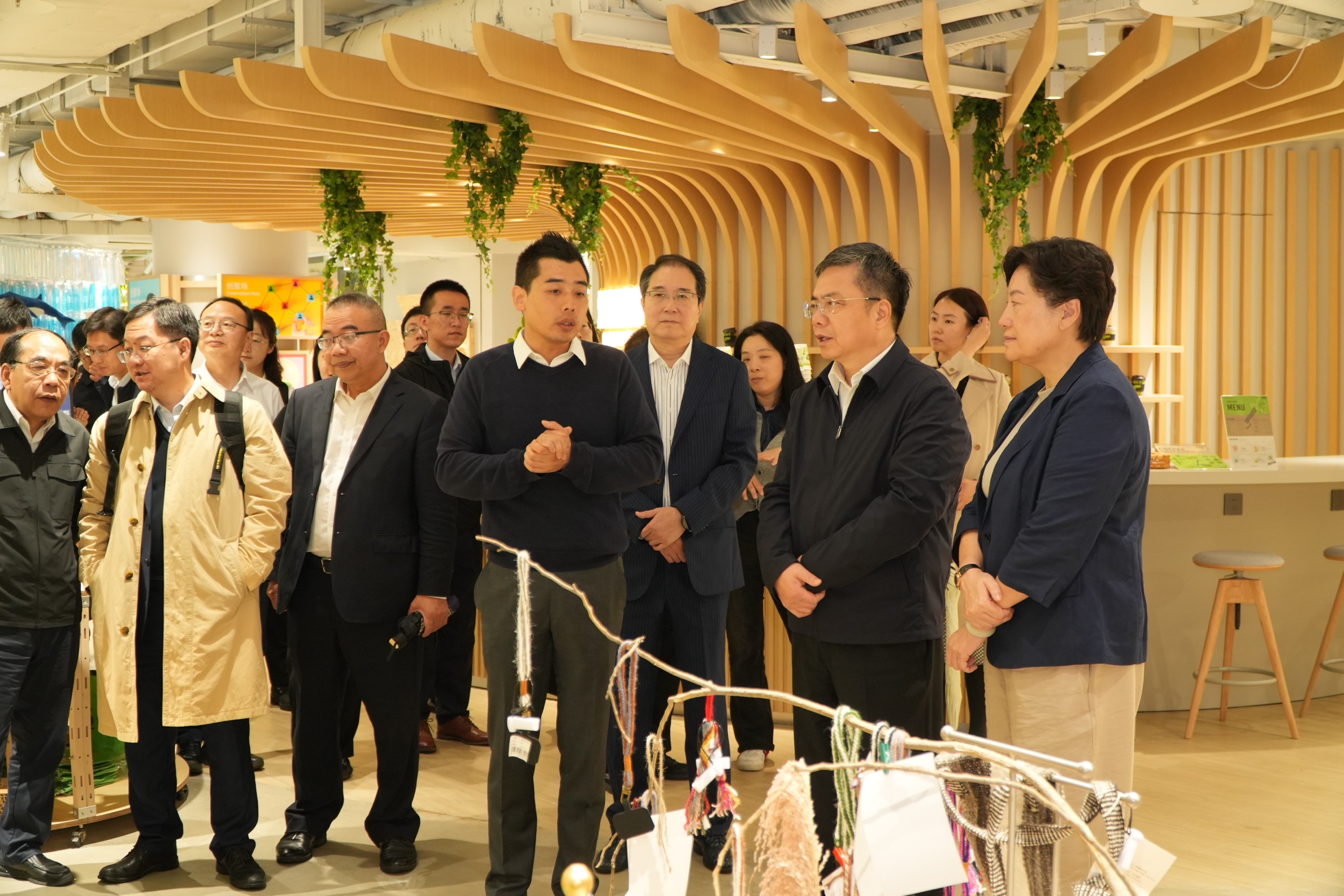 上海市国资委召开上海国资国企布局银发经济发展座谈会