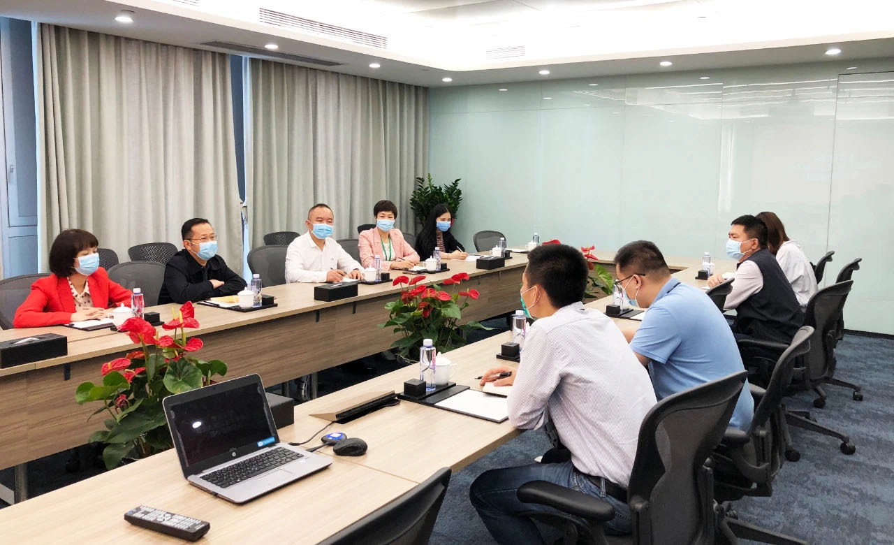 顺丰集团代表与哈萨克斯坦副总理罗曼·斯克利亚尔一行举行会谈