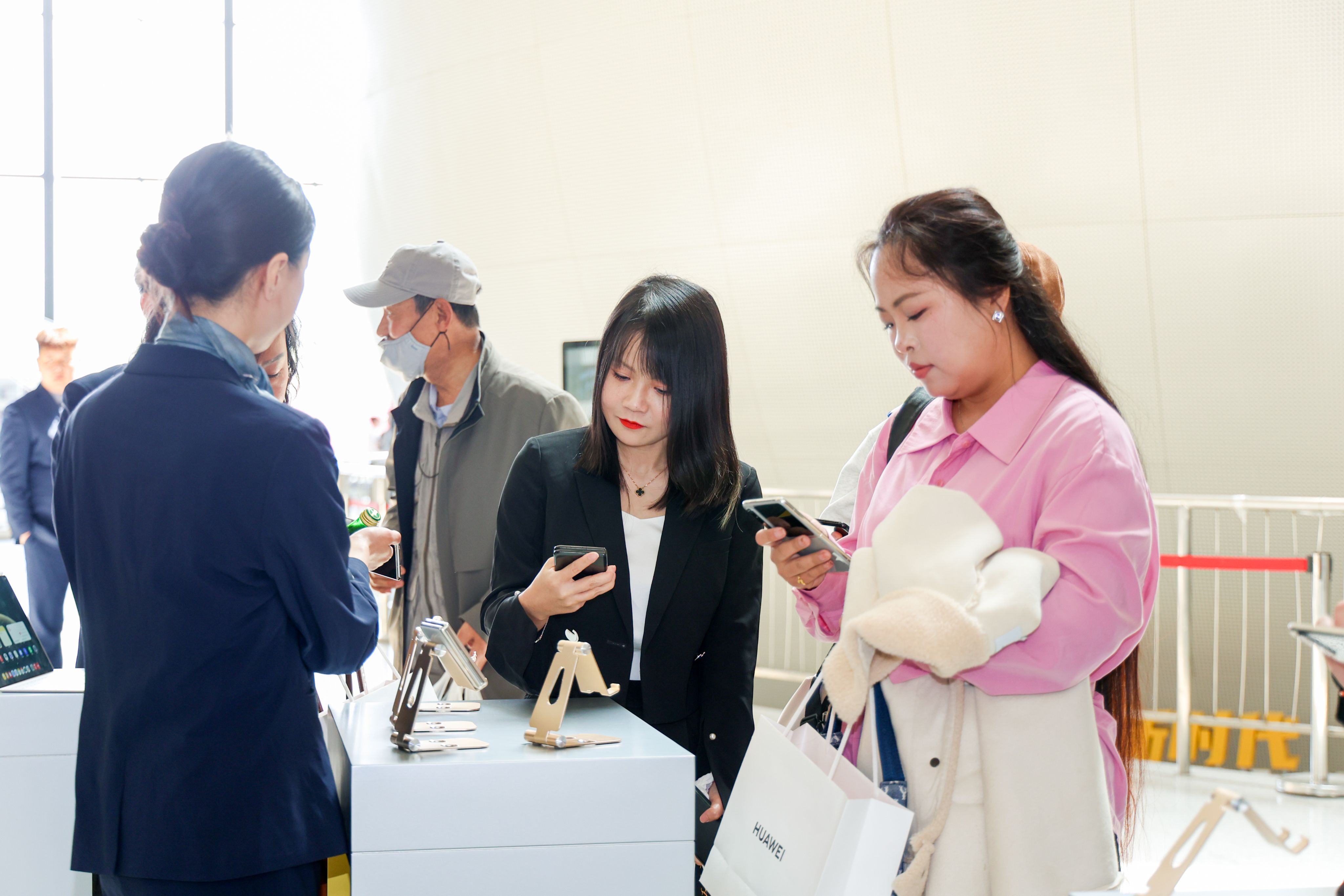 华为折叠屏首发A2A智能体协作