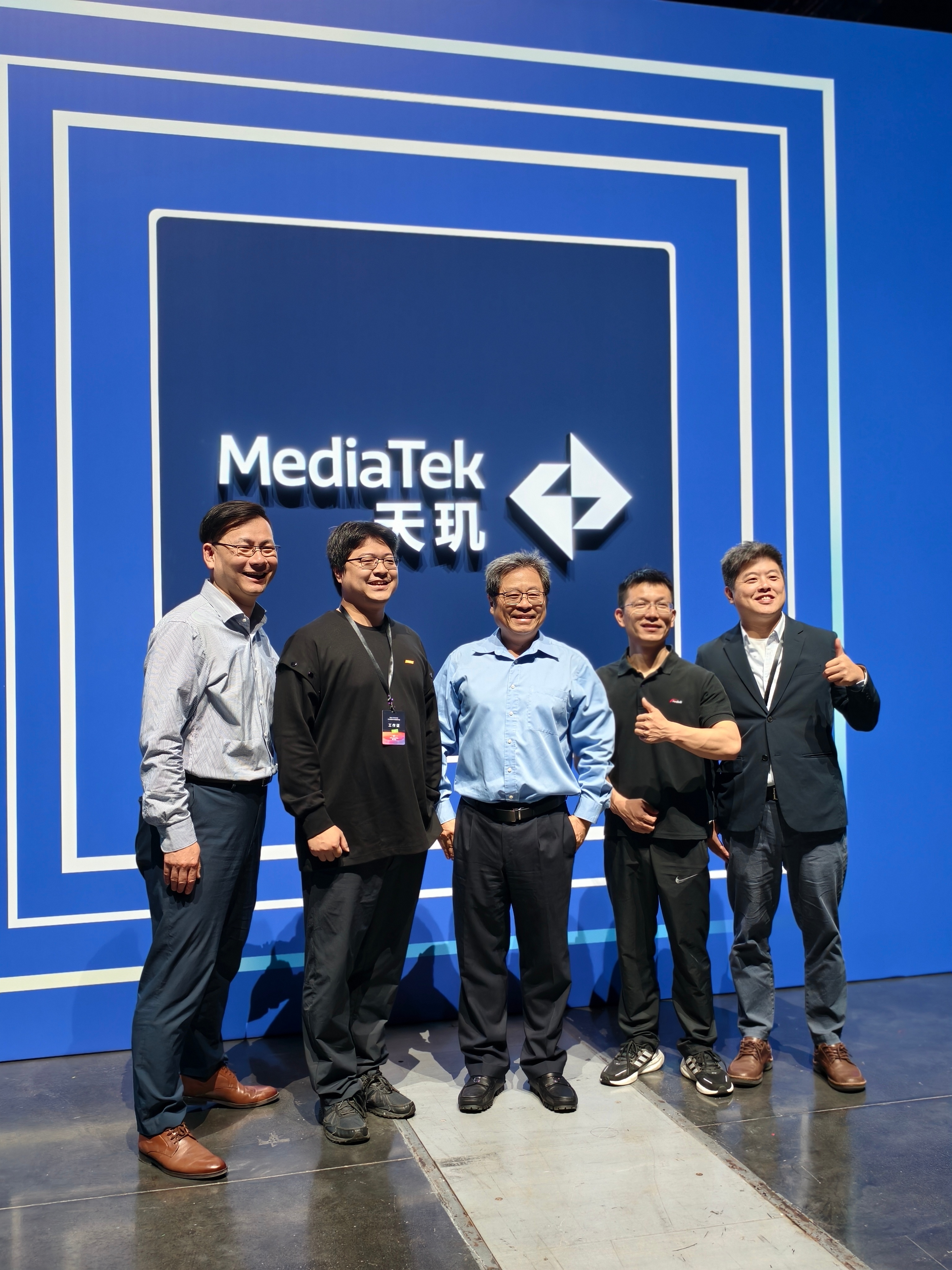 景嘉微：控股子公司边端侧AI SoC芯片已完成流片、封装、回片及点亮等关键阶段工作