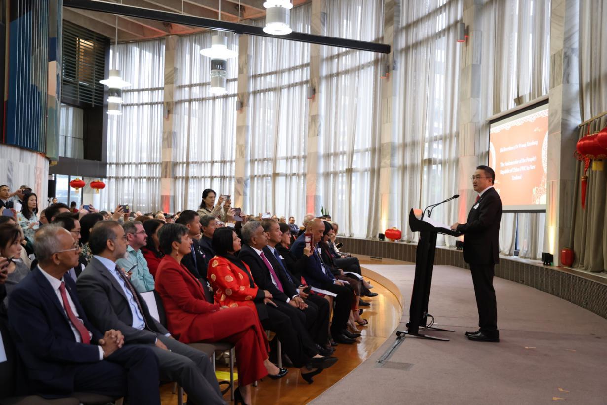 王小龙大使出席新西兰华商俱乐部2025年度晚宴并发表主旨演讲