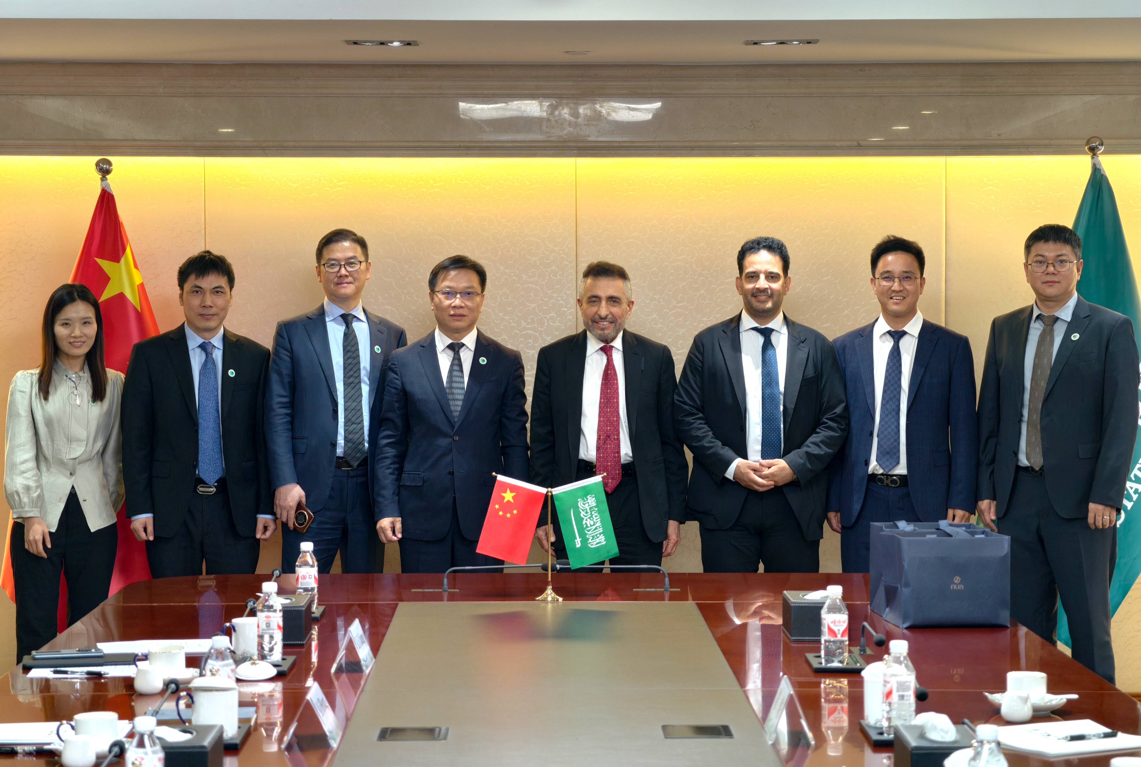 卡塔尔埃米尔塔米姆访问沙特，两国签署高速铁路项目协议