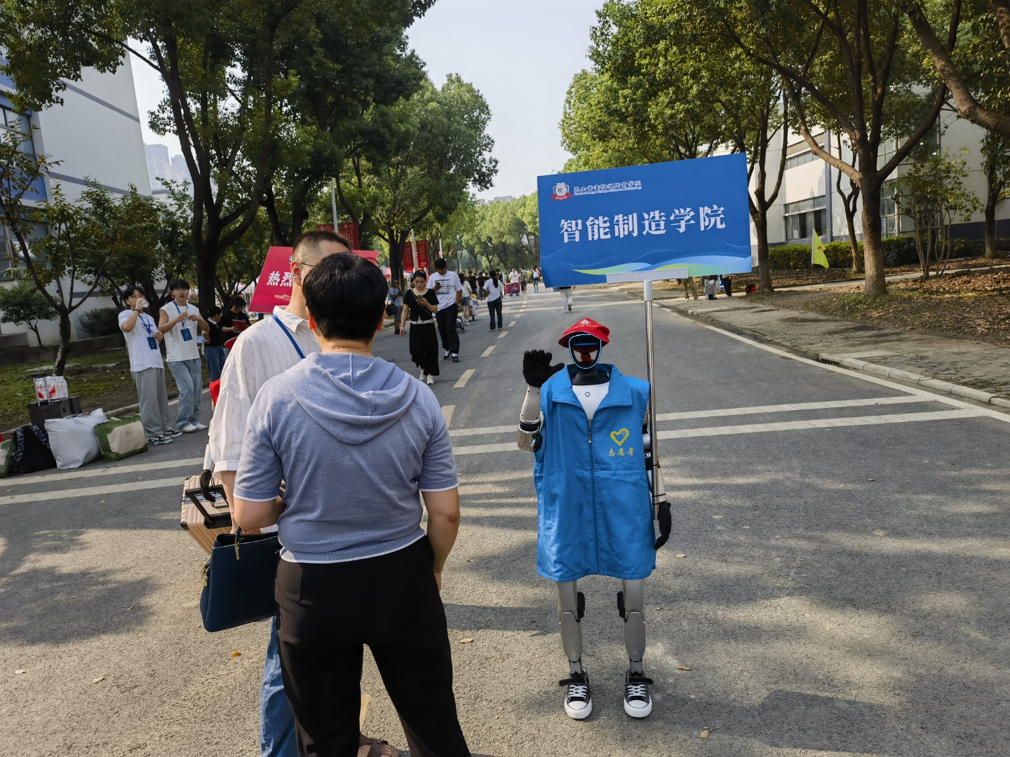 宇树机器人首家线下商店要来了,售价9.9万元的G1将进驻