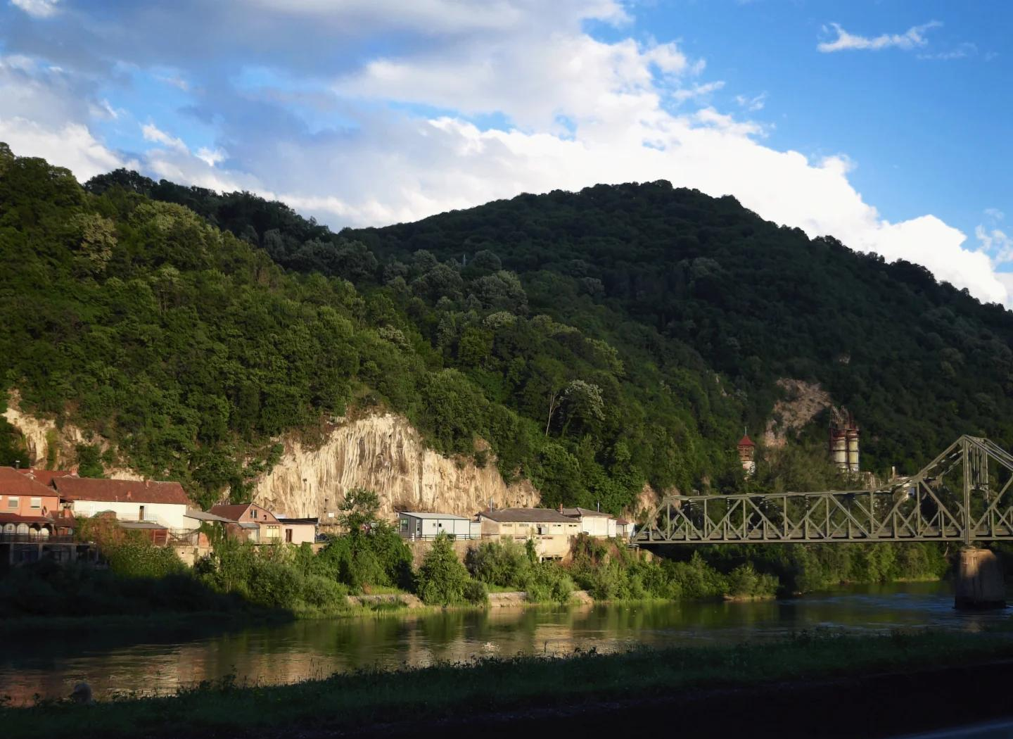 外国人在波黑消费额增长，但通胀与边境拥堵拖累实际需求