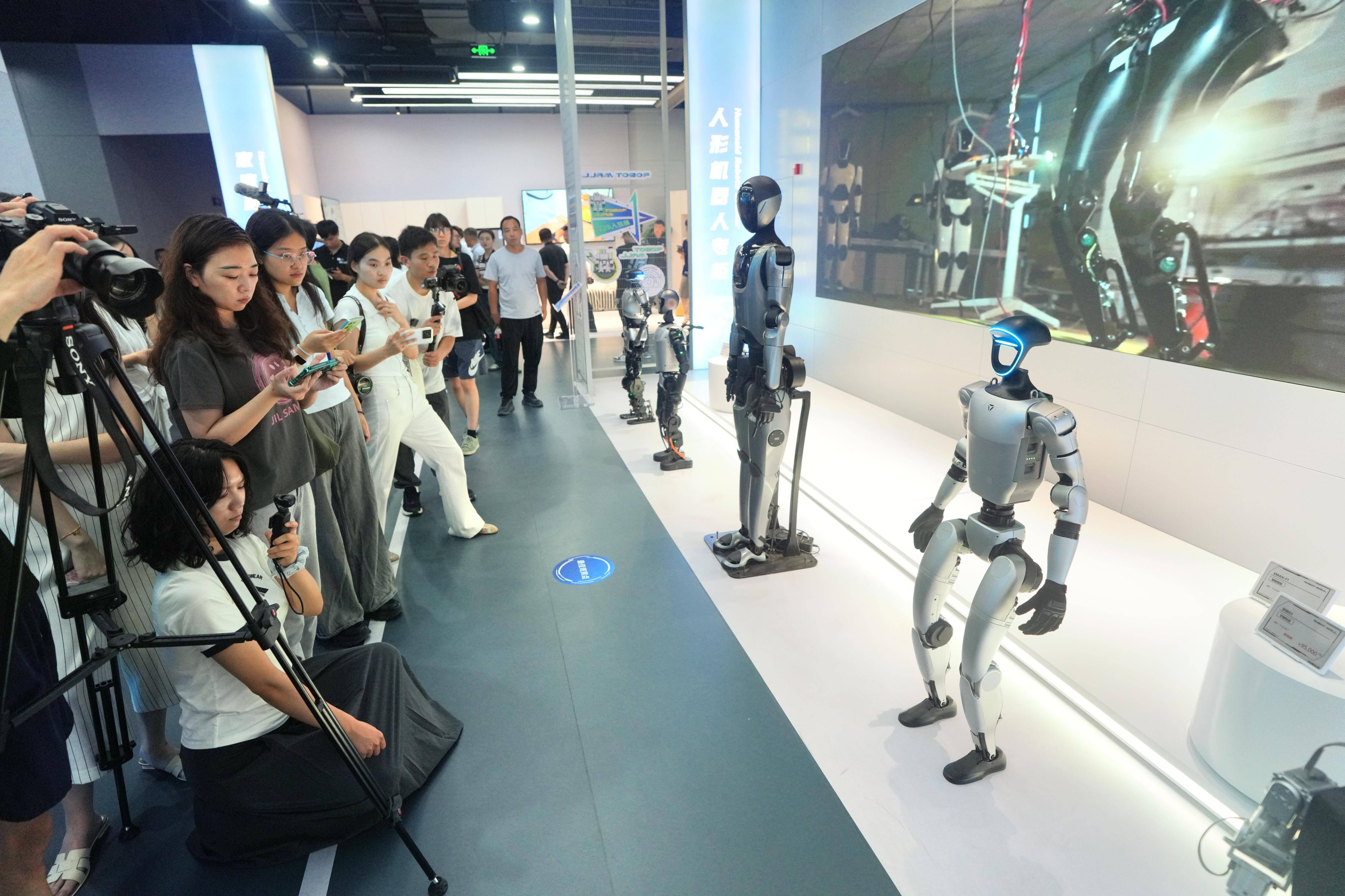 探访全国首家人形机器人7S店