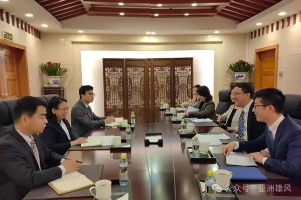 外交部亚洲司司长刘劲松会见法国外交部亚大司司长