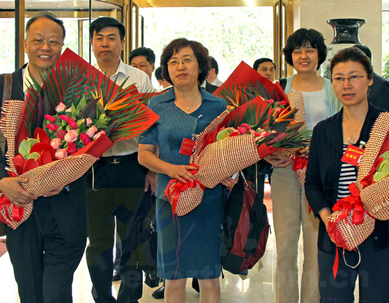 何立峰出席世界经济论坛年会并访问瑞士