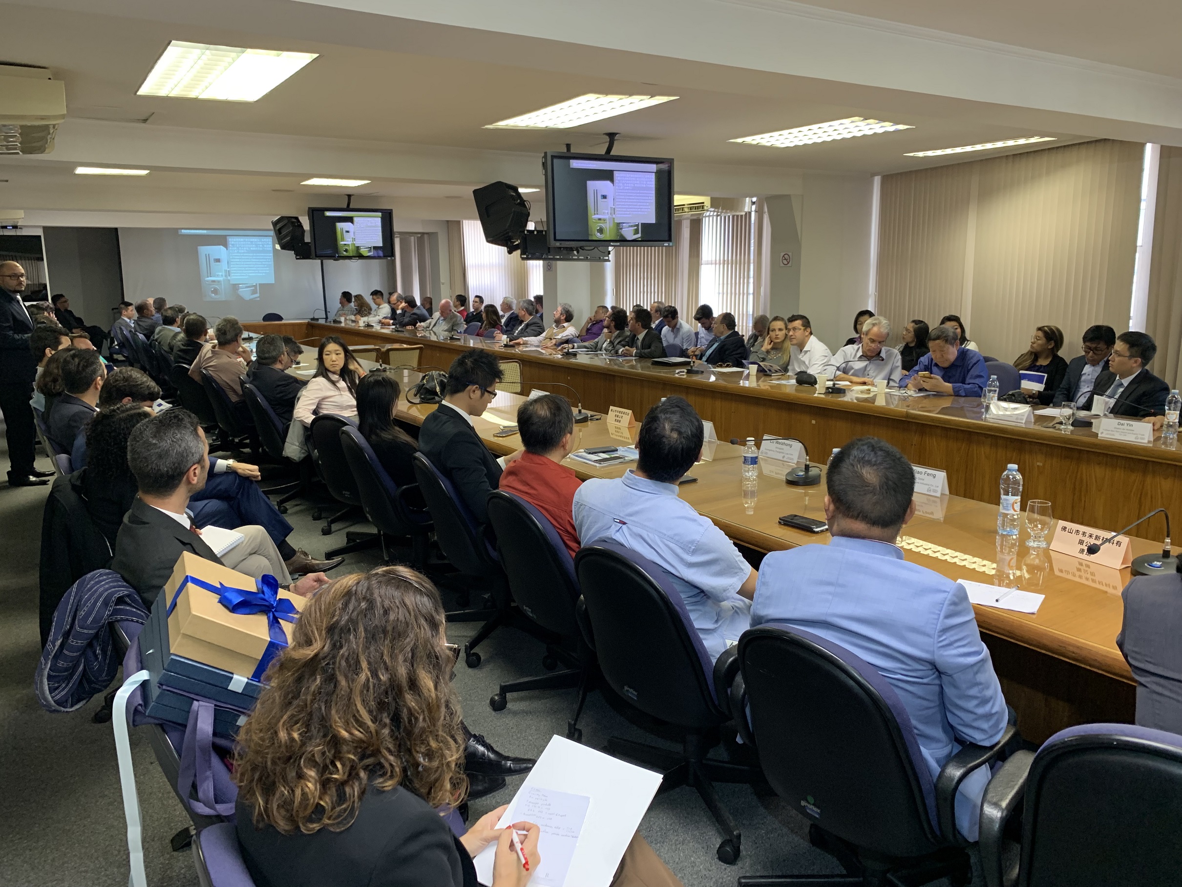 驻圣保罗总领事余鹏访问巴拉那州