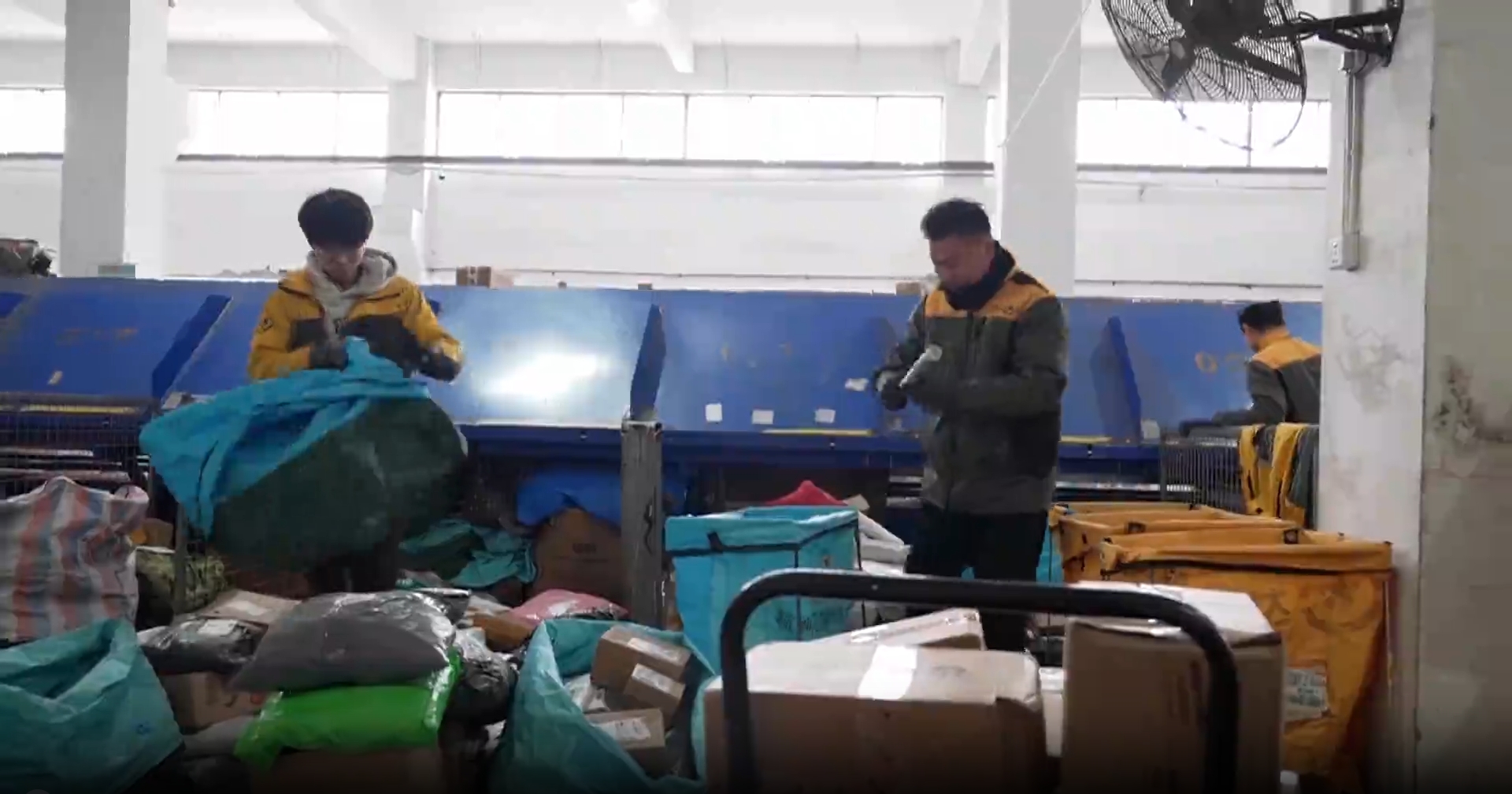 除夕不打烊的快递驿站丨新春走基层