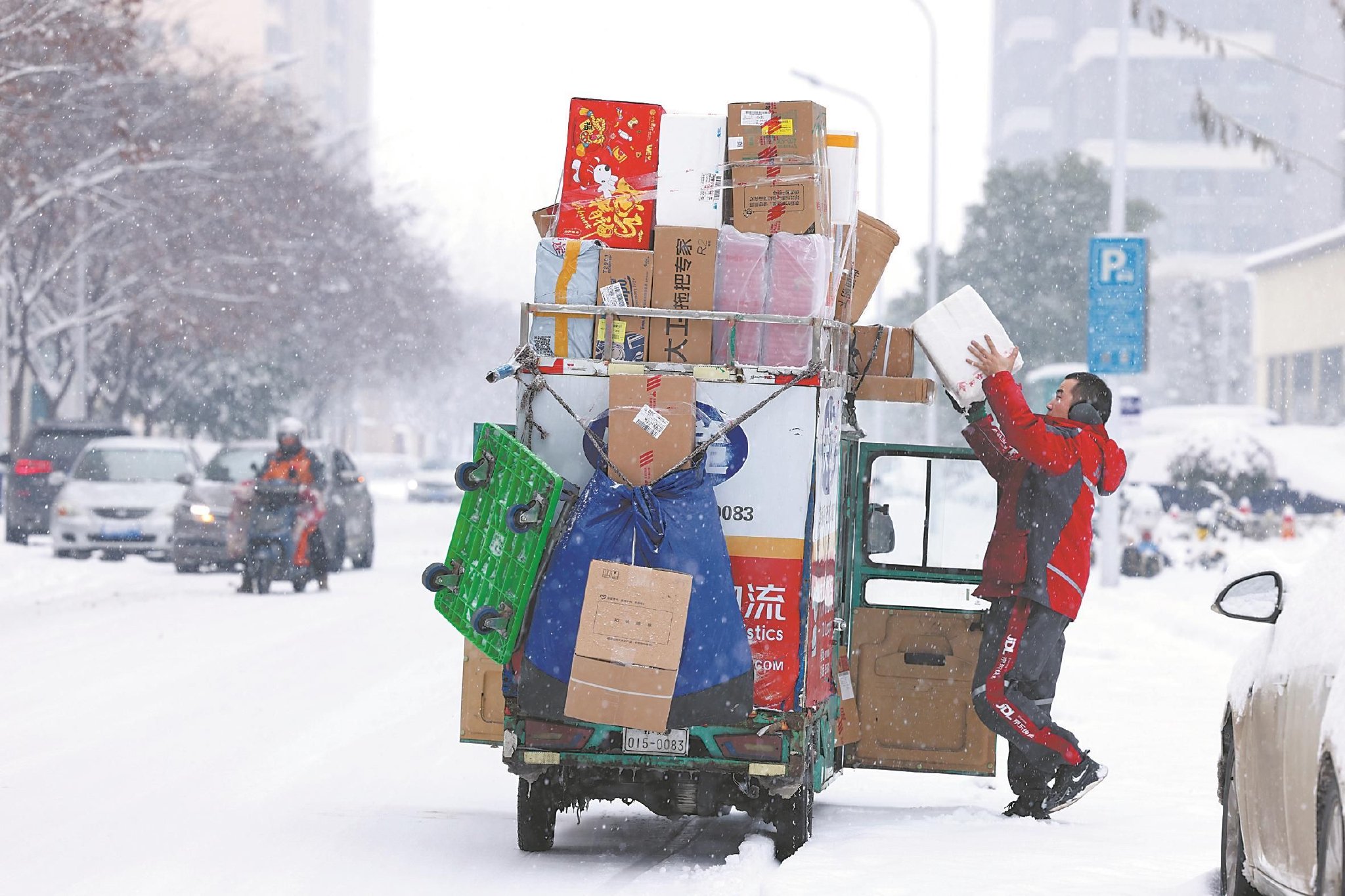 除夕不打烊的快递驿站丨新春走基层