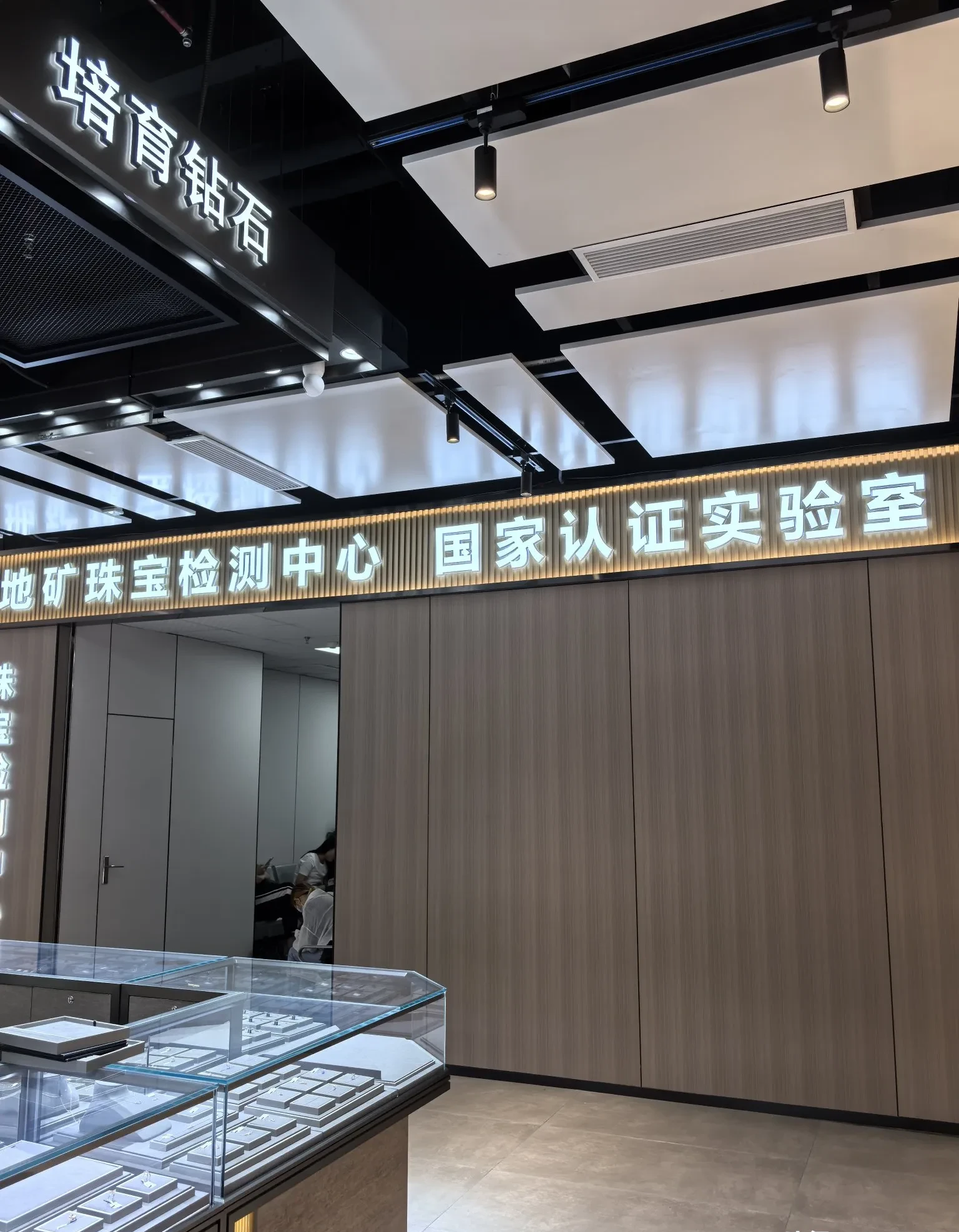 特写：金价高位震荡 ?深圳水贝市场春节“不打烊”