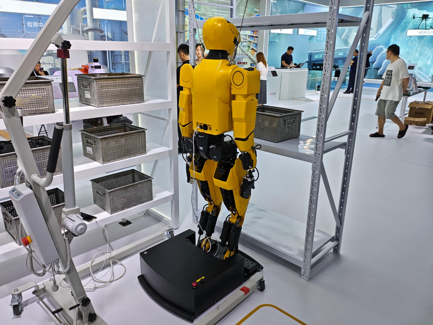 人形机器人迈向“务工”时代 标准化成产业升级加速器
