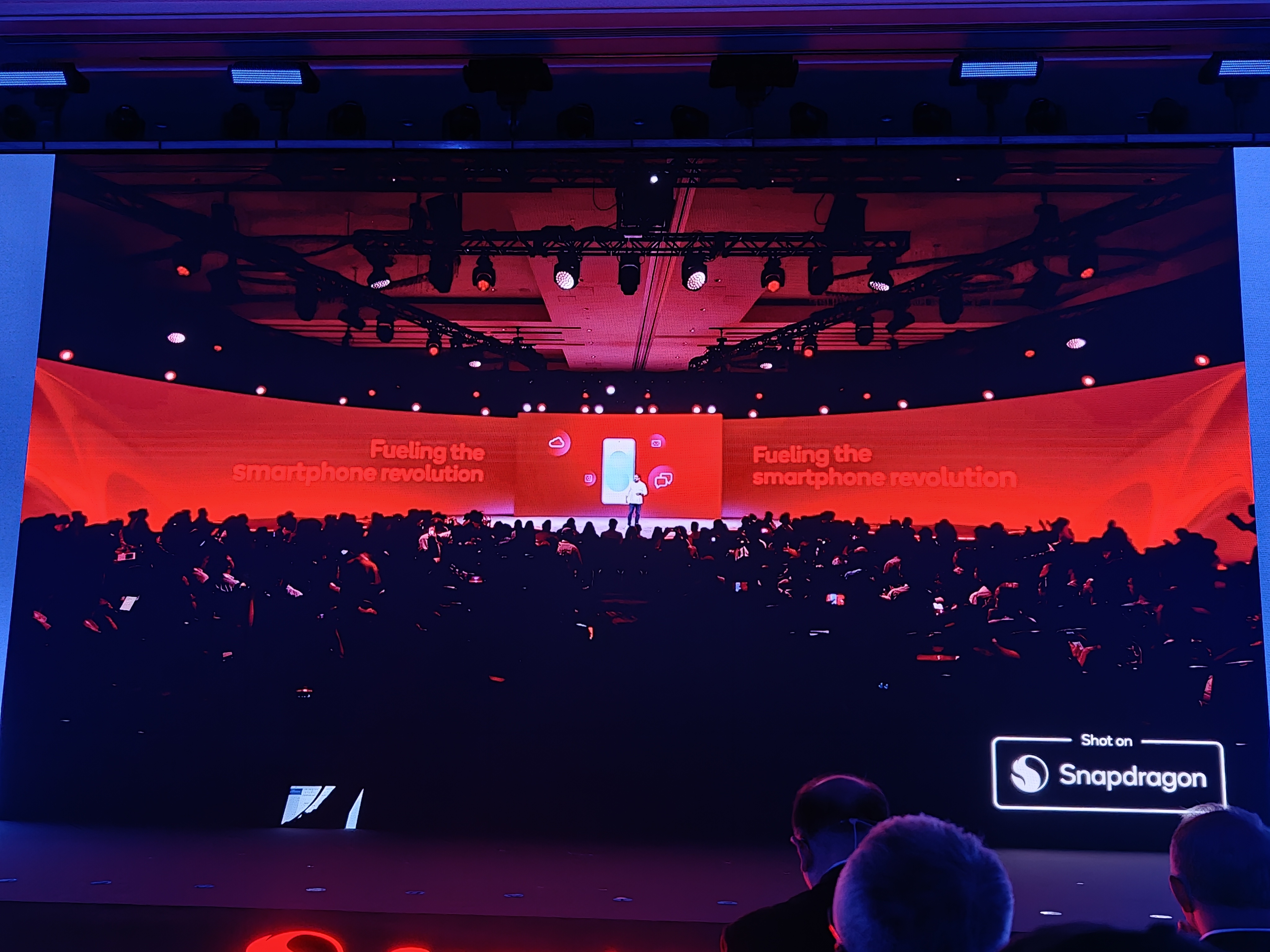 苹果发布新一代MacBook AI算力暴增 存储涨价逼出“库克刀法”