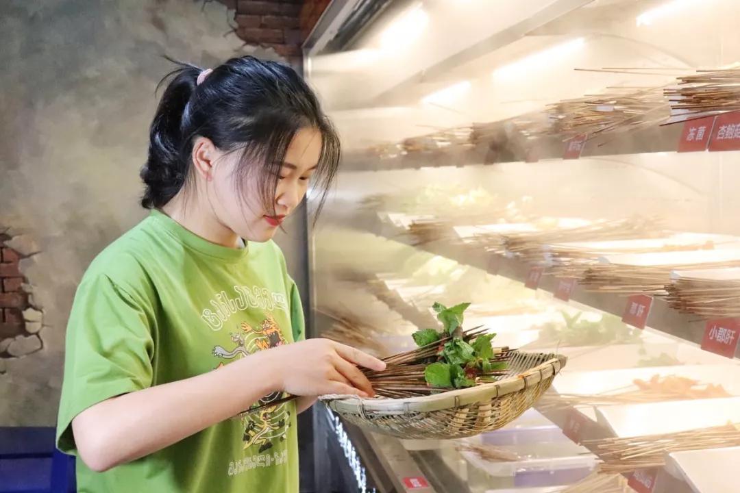 “一人公司”与“手搓经济”，两个新词寓春意