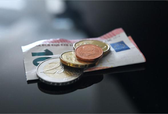 唐中东大使出席使馆向毛妇女赋能培训中心捐赠缝纫机交接仪式