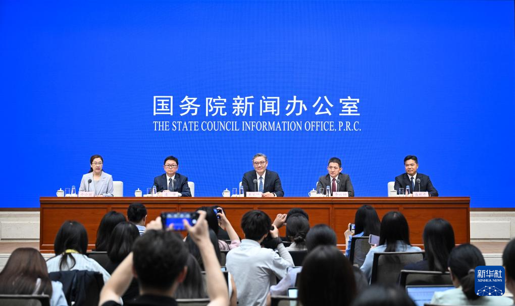 商务部副部长兼国际贸易谈判副代表凌激在香港主持召开“投资中国”圆桌会并会见香港有关商会负责人