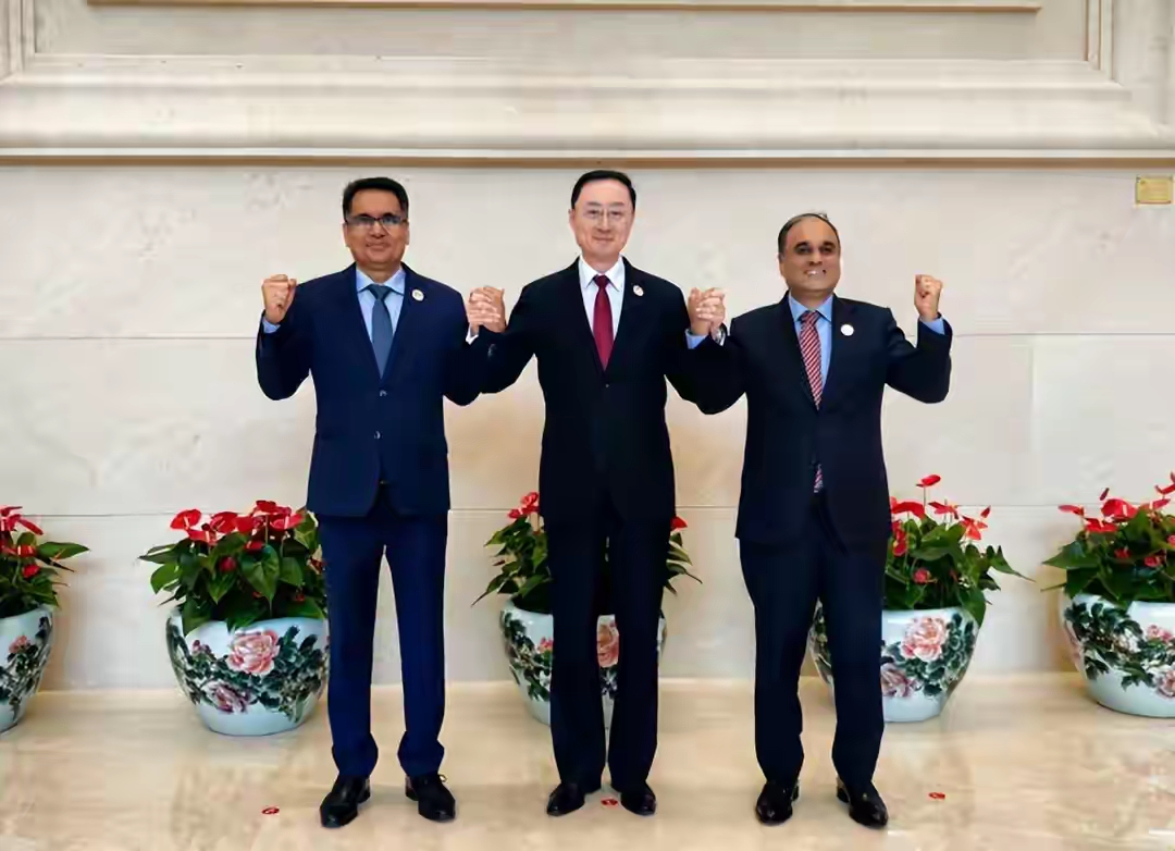 唐中东大使陪同毛里塔尼亚畜牧业部长走访援毛畜牧业技术示范中心